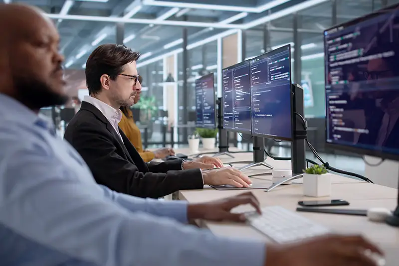 Developer vor ihren Bildschirmen