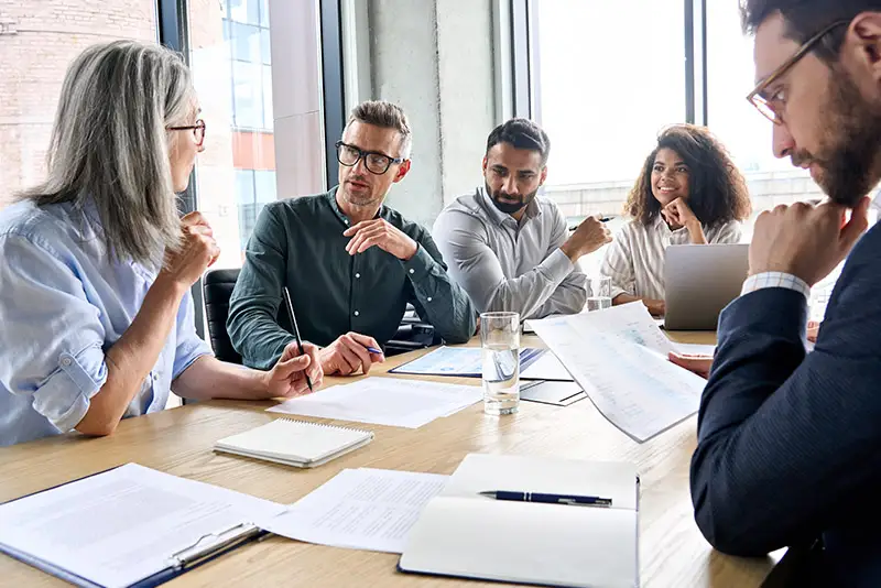 Mitarbeiter und Kunden im Meeting