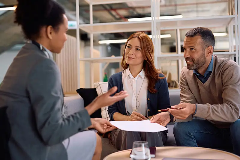 Developer und Kunden bei der Absprache