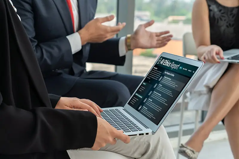 Zwei Geschäftsleute diskutieren mit Notebook in der Hand