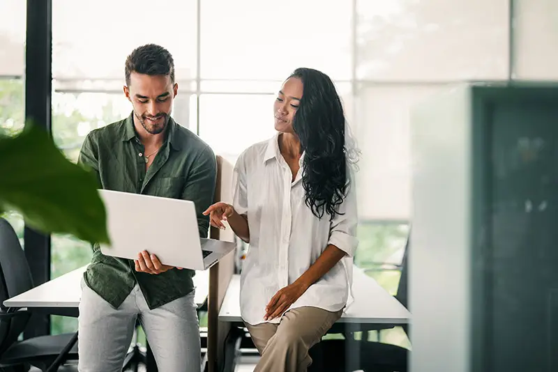 Zwei Angestellte bei der Arbeit mit Tablet in einem Büro