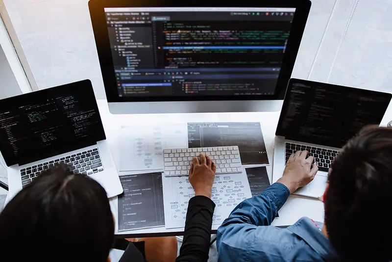 Zwei Programmierer arbeiten gemeinsam an einer Aufgabe