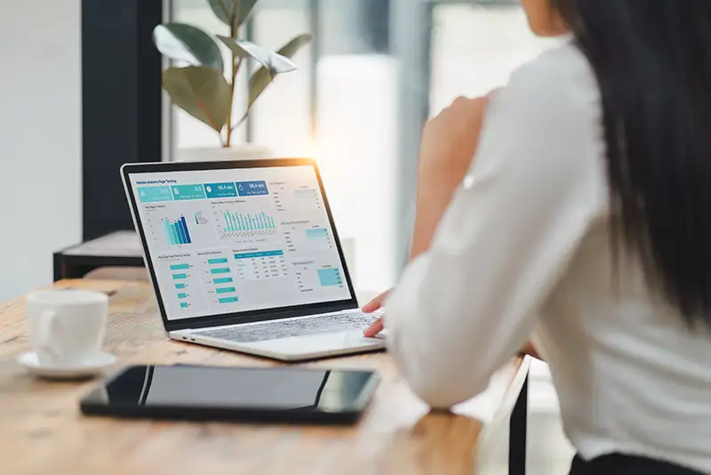 Eine Mitarbeiterin eines Unternehmens arbeitet an ihrem Laptop