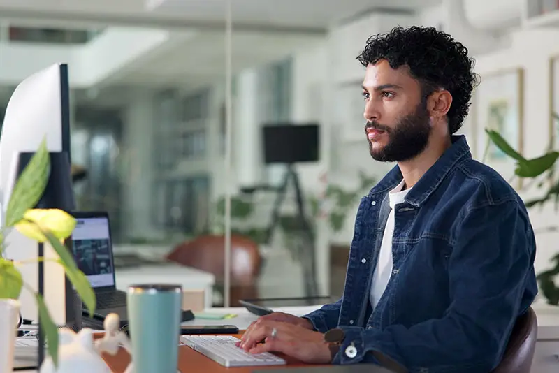 Ein Programmierer bei der Arbeit