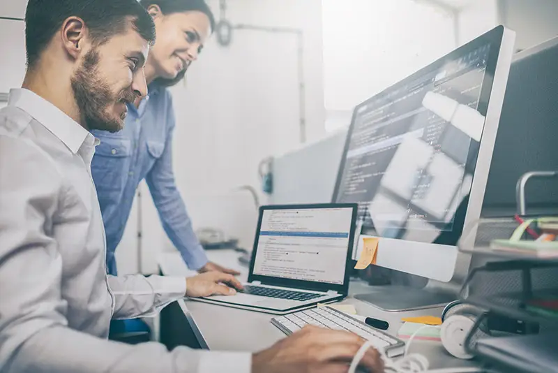 Programmierer begutachten Software-Code