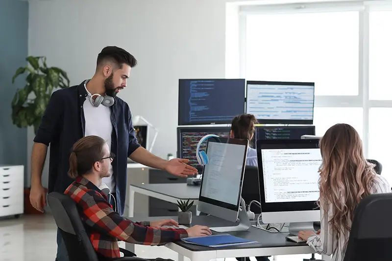 Zwei Developer*innen besprechen ein Projekt am Arbeitsplatz