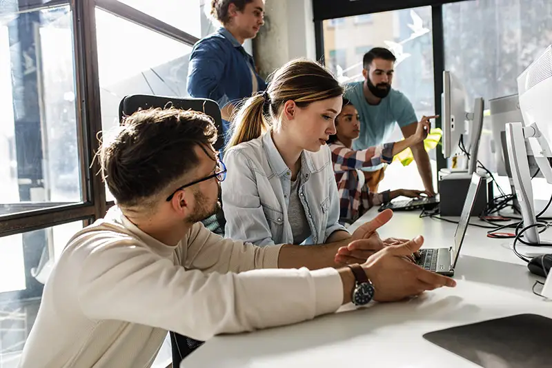 Software Developer beraten über ein Projekt