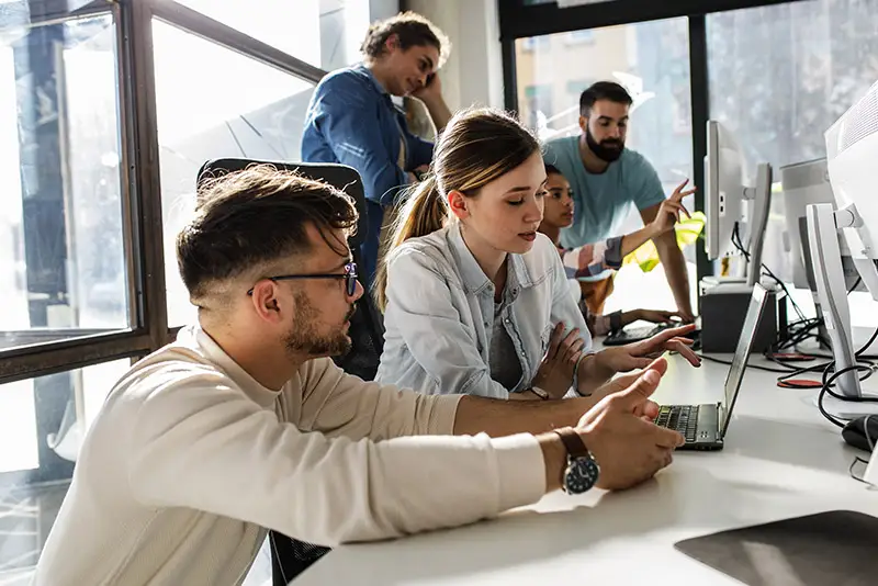 Software-Team bei der Arbeitsbesprechung