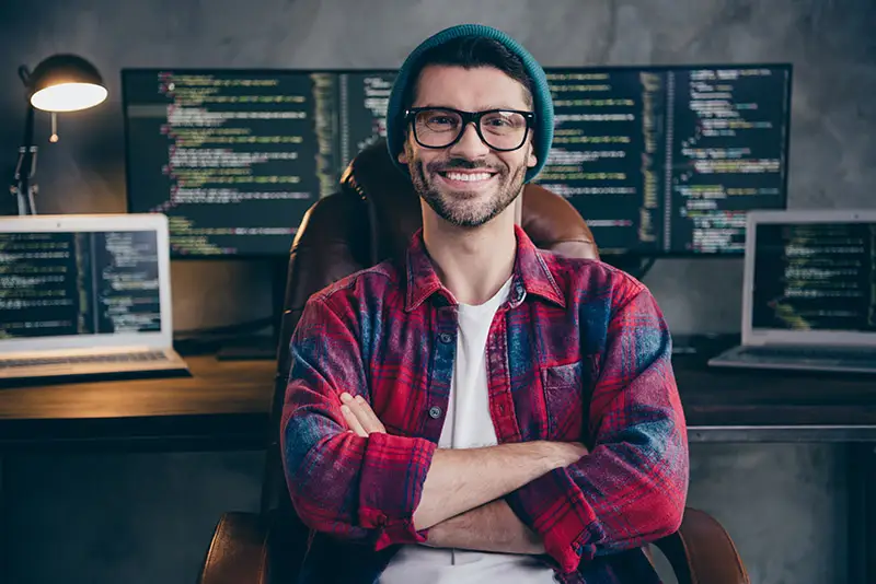 Ein Developer schaut freundlich in die Kamera