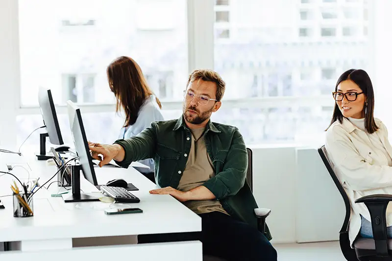 Kollege und Kollegin im Gespräch über ein Projekt