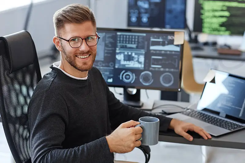 Ein Developer vor seinem Bildschirm