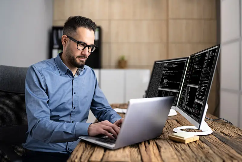 Ein Developer bei der Arbeit an einem Laptop