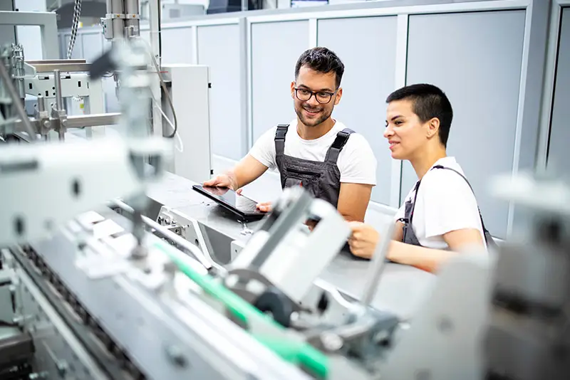 Zwei Facharbeiter in einem Industriebetrieb mit Tablet
