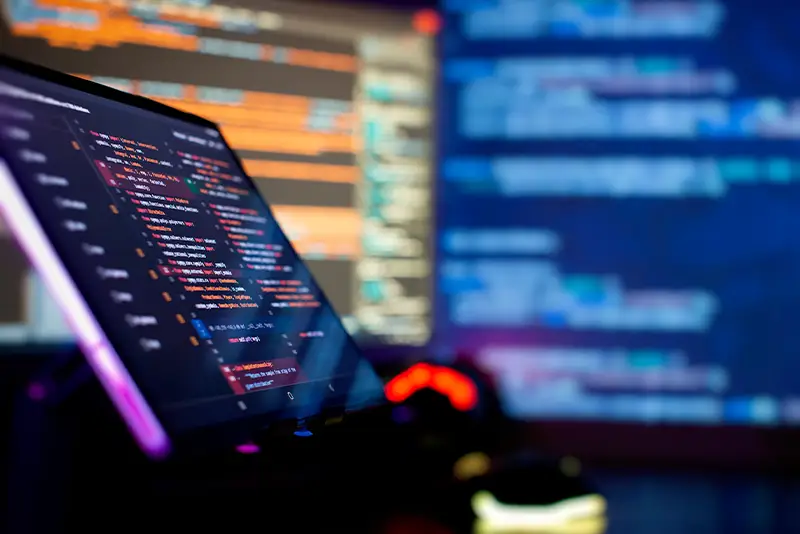 Abstrakter Programmiercode auf dem Bildschirm eines Softwareentwicklers. Codetext eines Skripts auf dem Bildschirm.