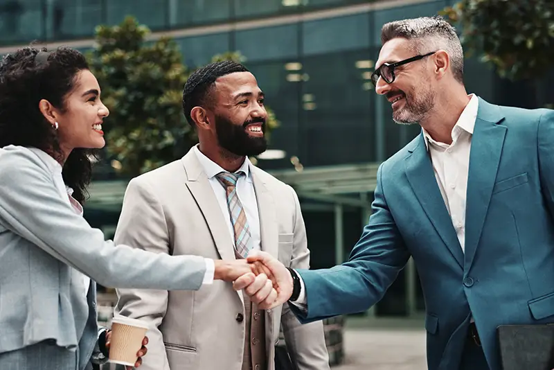 Im Freien, Geschäftsleute und Lächeln mit Handschlag zur Begrüßung, zum Willkommenheißen oder zur Einigung.