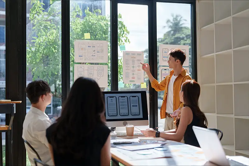 Mehrere Mitarbeiter nehmen an einem Meeting teil.