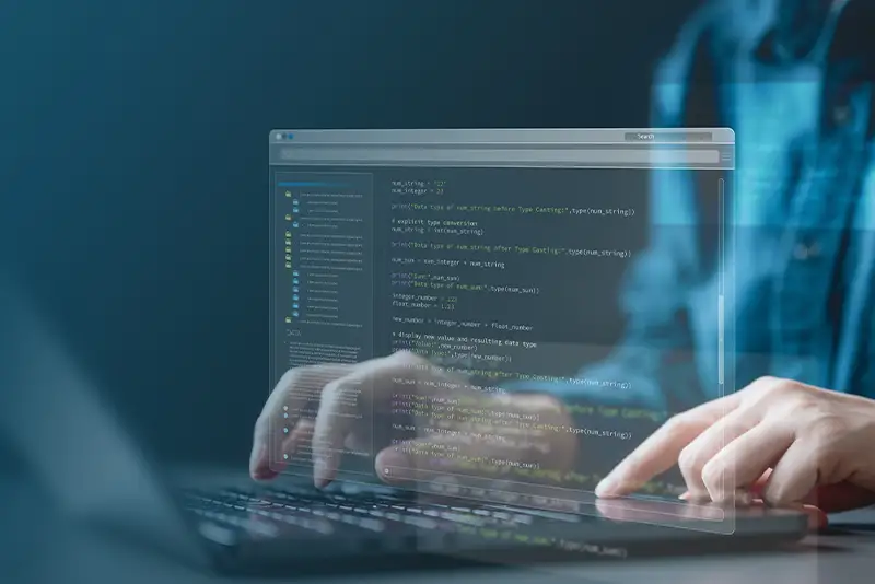 Nahaufnahme eines Softwareentwicklers, der Code auf einem Laptop tippt, mit einer digitalen Interface-Überlagerung als Symbol für Programmierung und technologische Innovation.