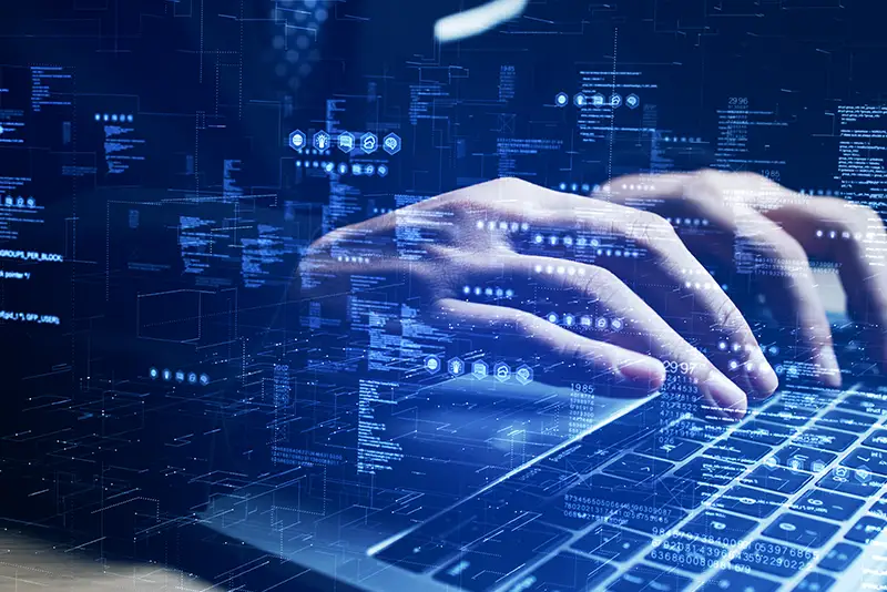 Nahaufnahme eines Programmierers, der auf einem Laptop tippt, mit virtuellem Code und digitaler Interface-Überlagerung.