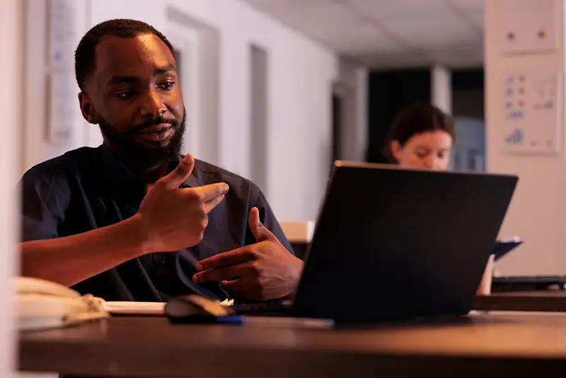 Projektmanager bespricht den Strategieplan des Unternehmens in einer Videokonferenz mit einem Kollegen.