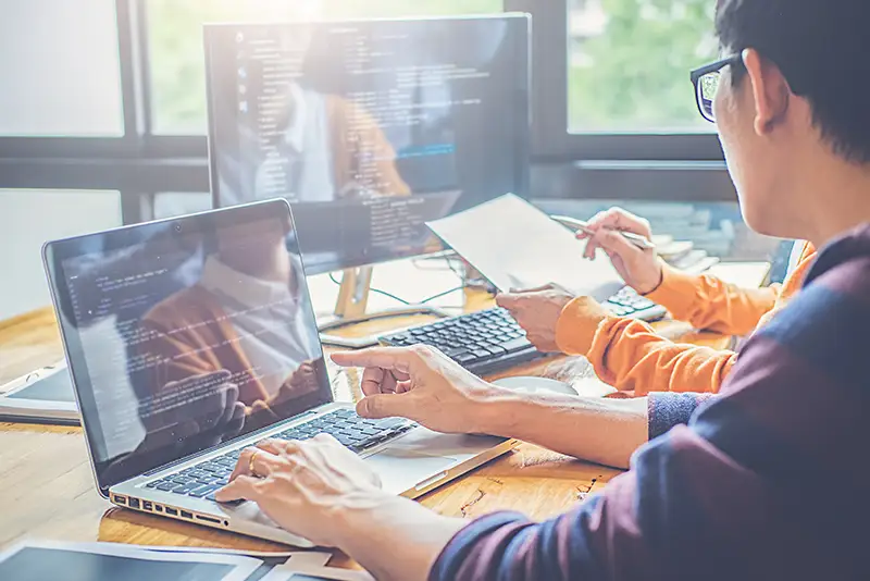 Programmierer arbeitet in der Softwareentwicklung und mit Codierungstechnologien.