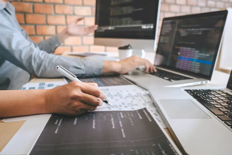 Professionelles Treffen von Entwicklerinnen und Entwicklern zur Zusammenarbeit und zum Brainstorming sowie zur Programmierung.