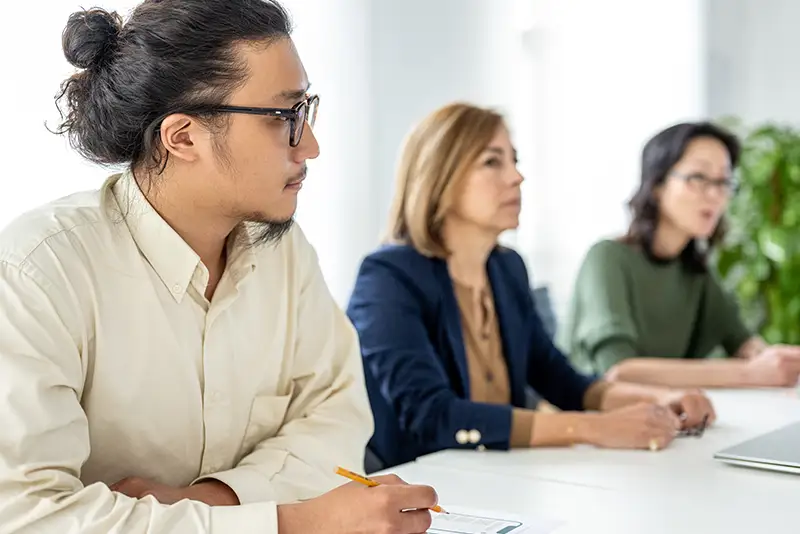 Ingenieur und Softwareprogrammierer sitzt am Besprechungstisch – Konzept von Zusammenarbeit und Personalwesen.
