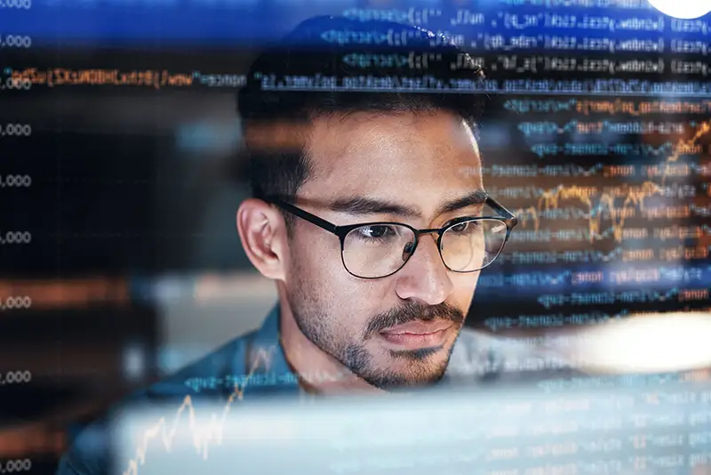 Mann, Gesicht und Programmierung bei Nacht mit Code-Overlay oder Dashboard im Zusammenhang mit Software im Büro.