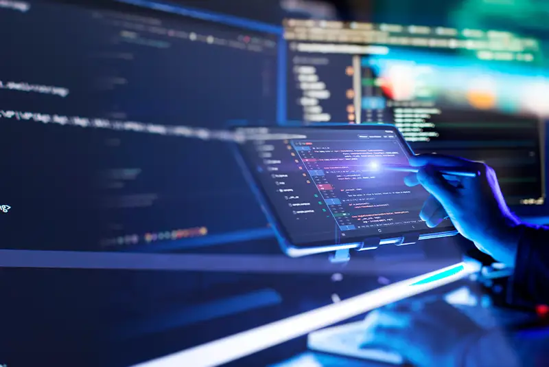 Abstrakter Programmiercode auf dem Bildschirm eines Softwareentwicklers.